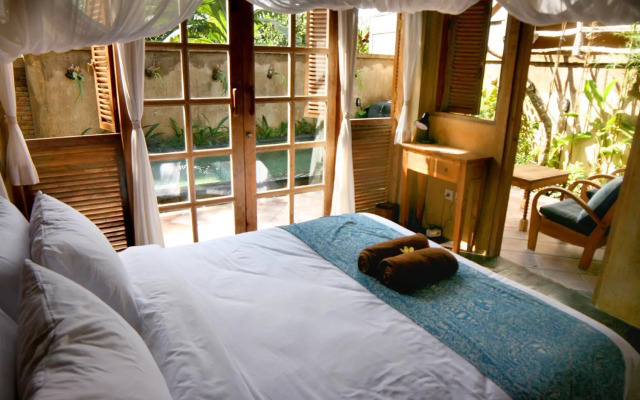 Artist Eco Villa With Wood And Clay