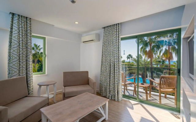 İz Flower Side Beach Hotel