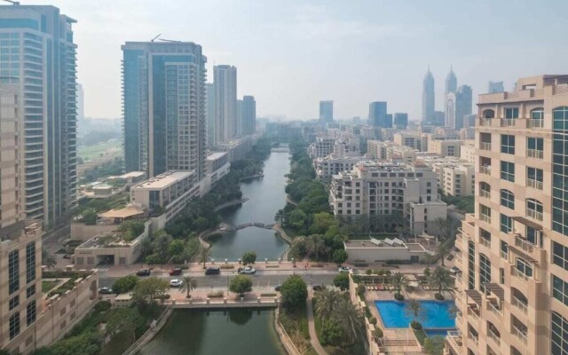 Relaxing, Chic Apartment in The Views