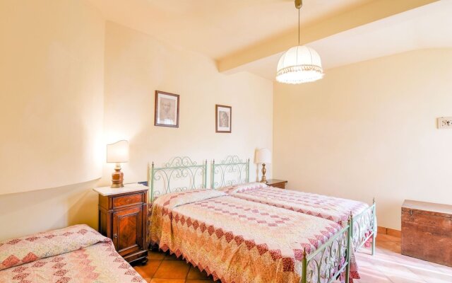 Luxurious Holiday Home in Lamporecchio With Pool