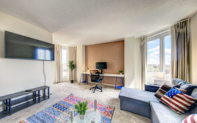 Spacious Back Bay Condo with Great Amenities!
