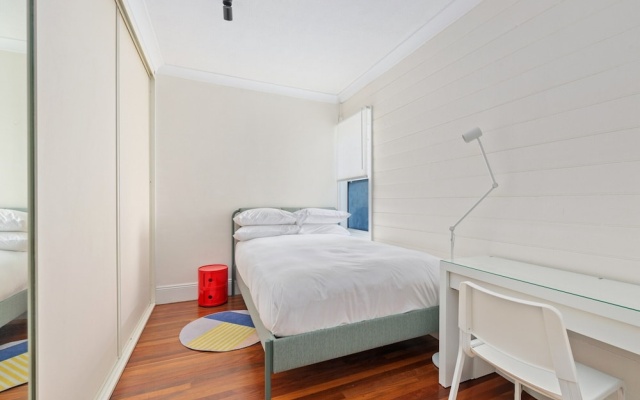 Stylish 2-bed Cottage in Trendy Erskineville – Guest Rooms – Sydney