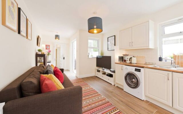 2 Bedroom Apartment By The River