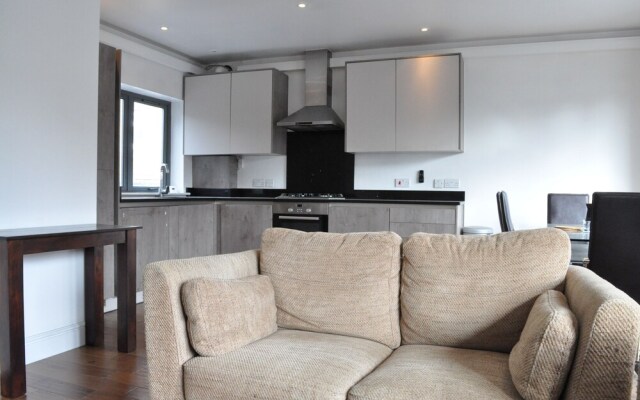 Spacious Contemporary 2 Bedroom Flat Near Camberwell