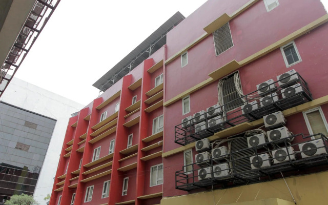 RedDoorz Plus near Galaxy Bekasi