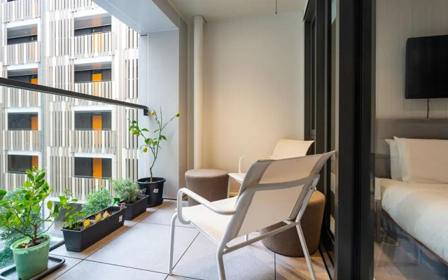 Toodle's Pristine inner-city nest with carpark