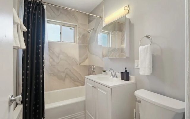 Cozy 2BR Apt Near Parks - Kimball A2