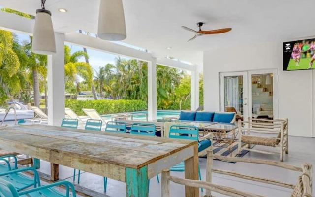 Luxe Lakefront Mansion Waterfront, Pompano Beach