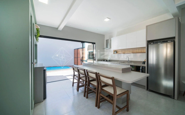 Lindo duplex geminado na Praia de Mariscal.