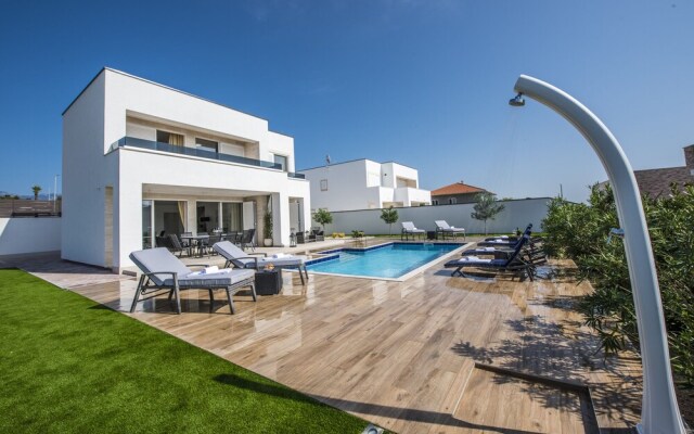 Luxury Villa Horizon with Private Pool