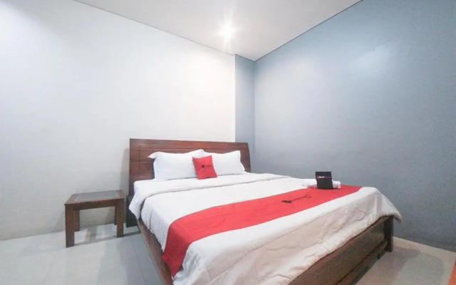 RedDoorz Plus near Green Pramuka Square Mall