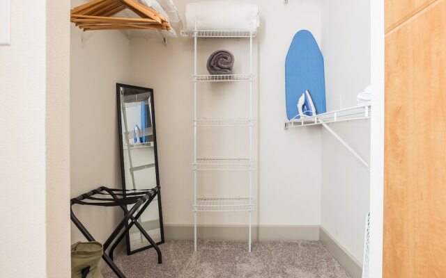 1 BR Apt near Dining Shopping Nightlife by Frontdesk