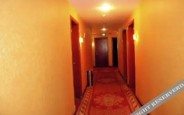 Yueyou Light Luxury Hotel (Chongqing Three Gorges Square High-speed Railway Station)