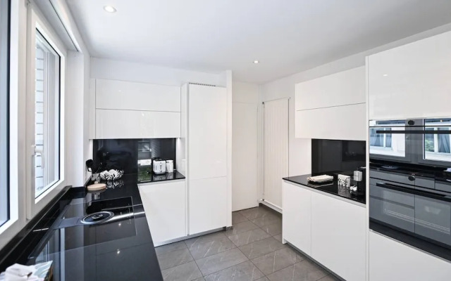 One & Only Lake View Apartment