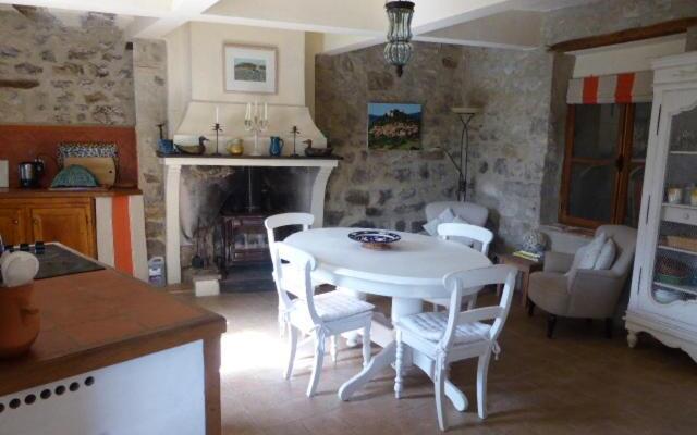 Maison de caractère face à l abbaye de lagrasse