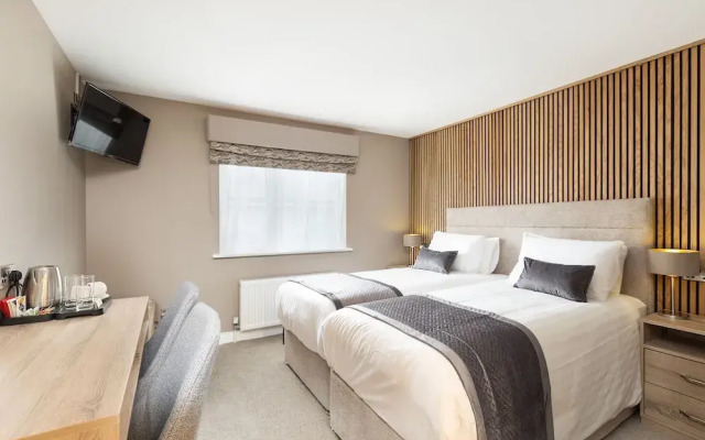 Castle Varagh Hotel & Bar