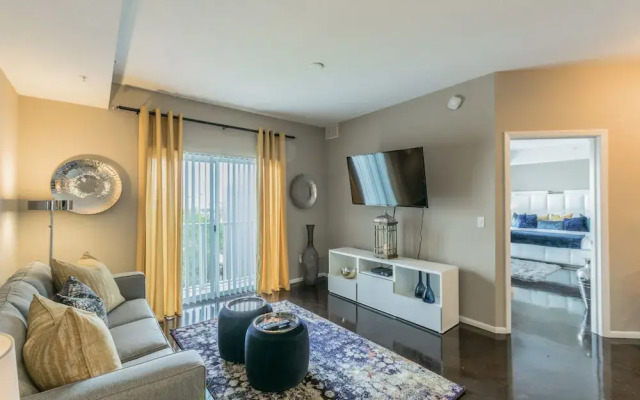 BC-522: Channelside Luxury Apartment