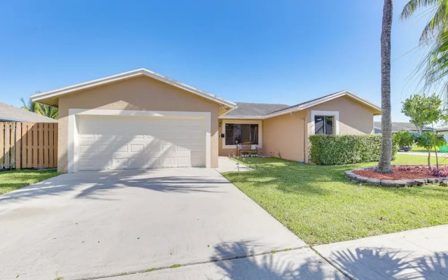 Near Beaches: Pet-friendly Sunrise Escape w/ Patio