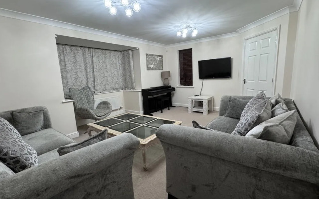 Spacious 4Bd House With Character In Coventry