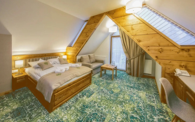 Gold Hotel