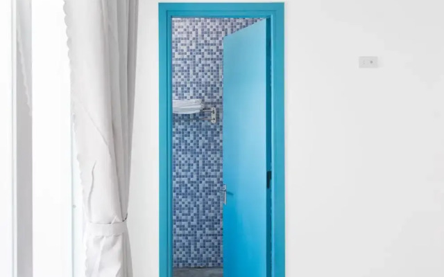 Blue Anchor Lodge & Cafe-Binh Ba Island