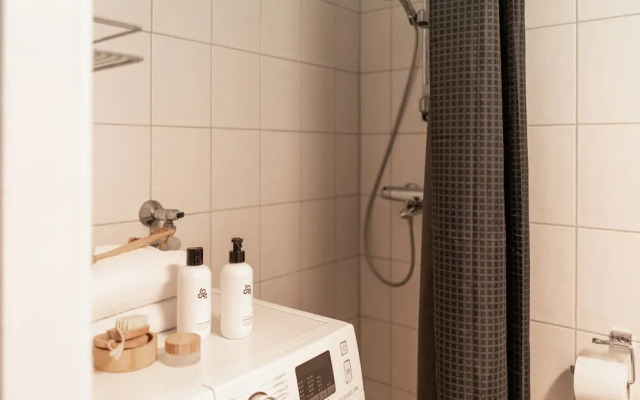 2 Bedroom apartment Steps from the Metro