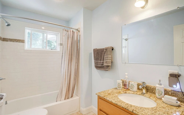 Charming Oakland Home W Fireplace & Deck