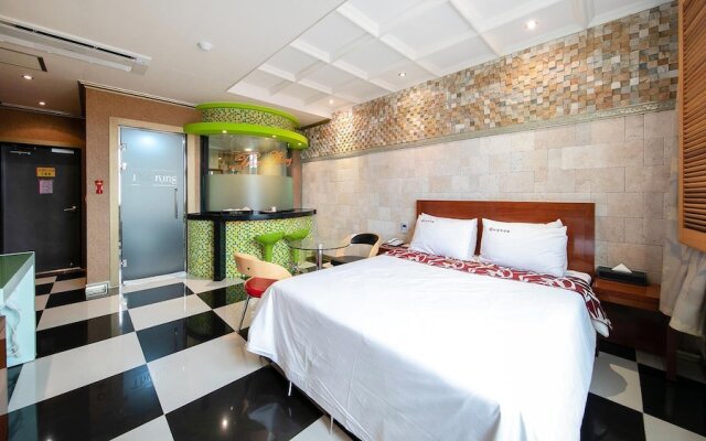 Yeosu King Pension Tel