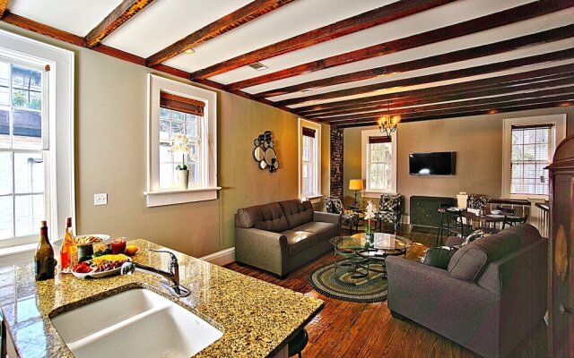 Comfy Carriage House Steps from the River