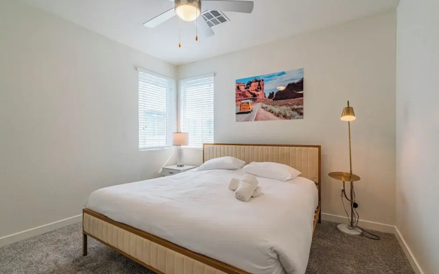 The Lotus Serene Stay with Pool-Gym-EV