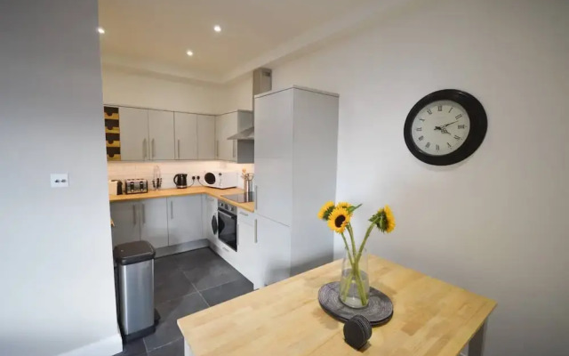 Stylish 3 Bedroom Maisonette Near City Centre