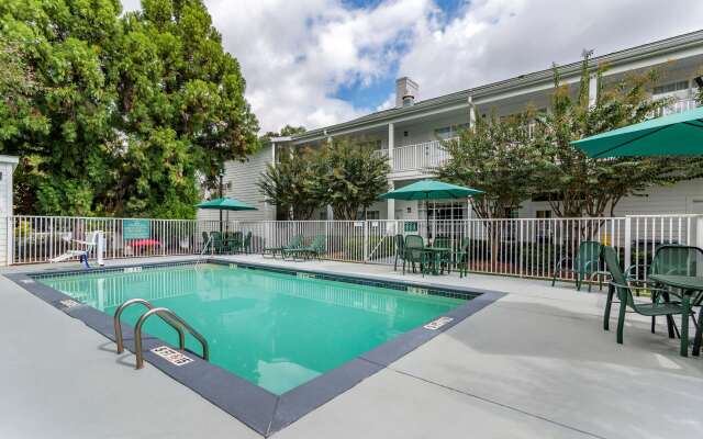 Quality Inn Fayetteville near Historic Downtown Square