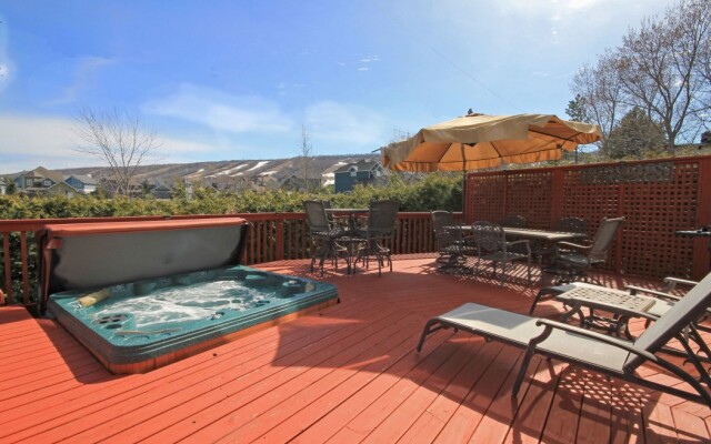 Mountain Views, Steps to BM Village, Hot Tub, BBQ.