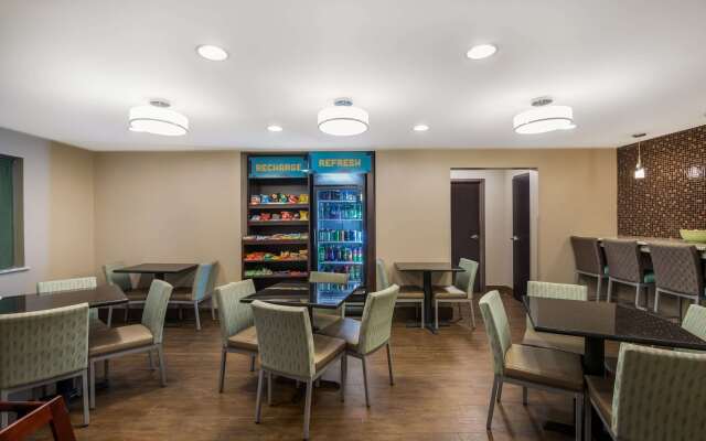 Clarion Pointe Downtown