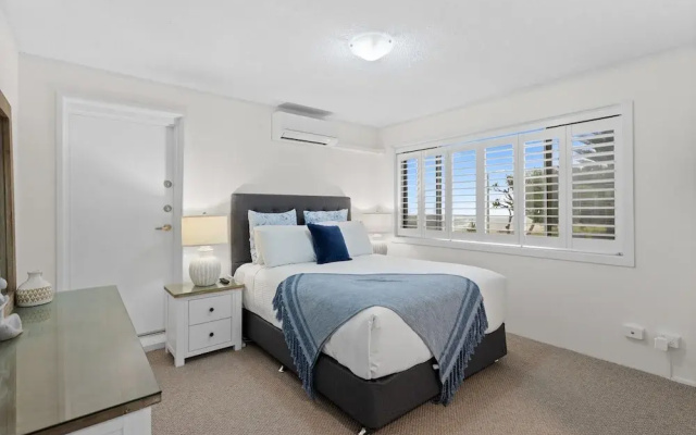 Wake to Waves in Spacious 3-bed Beachfront Unit