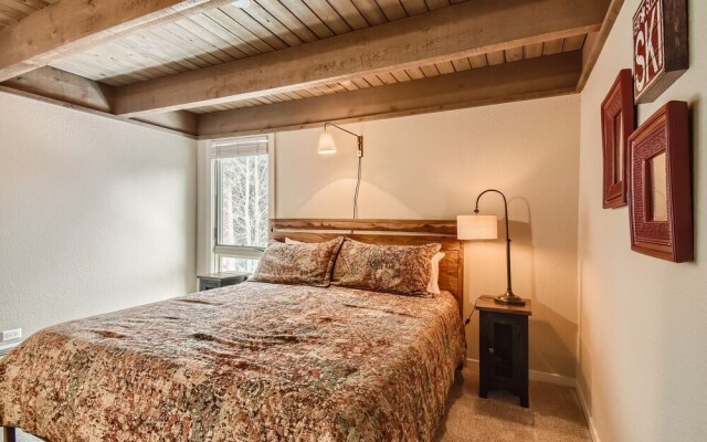 Spacious Mill Run 3 Townhouse Close to City Attractions by RedAwning