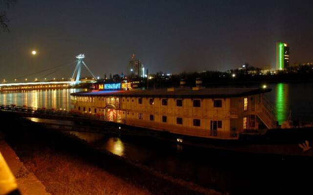 Botel Marina