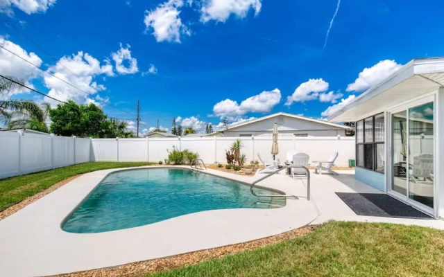 Tropical Vibes Bungalow w Pool