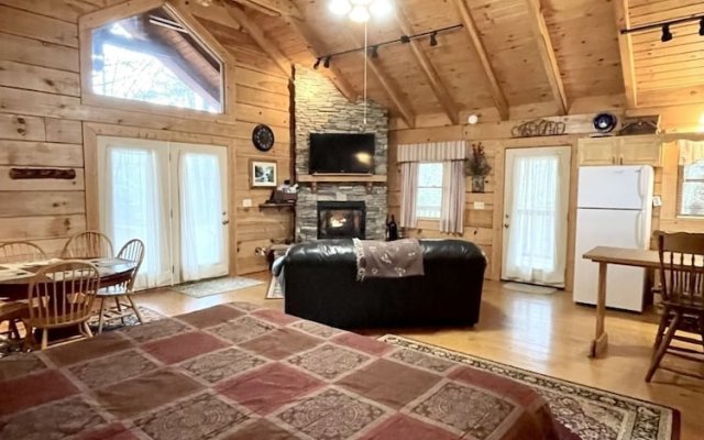 Romantic, pet Friendly Cabin With Private hot Tub, Washer/dryer and Full Kitchen Studio Cabin by Redawning