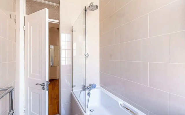 Modern 2 Bedroom Flat Near Queensway