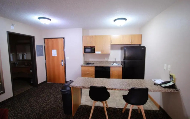 Canby Inn And Suites
