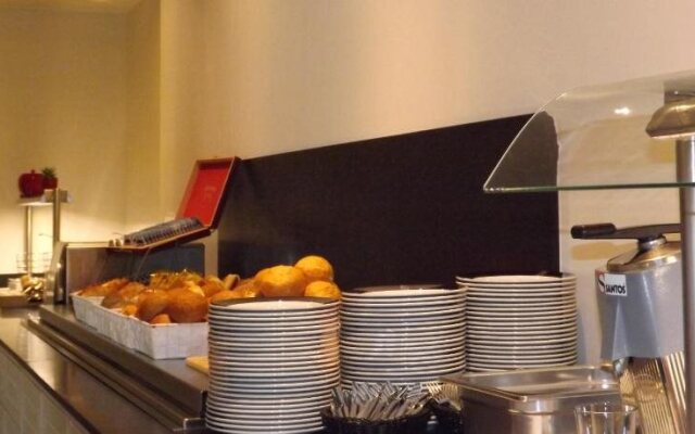 Le Parisien Hotel Bistro