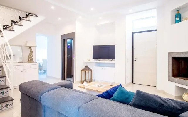 Spacious Villa with 4 rooms, pool, solarium & garden