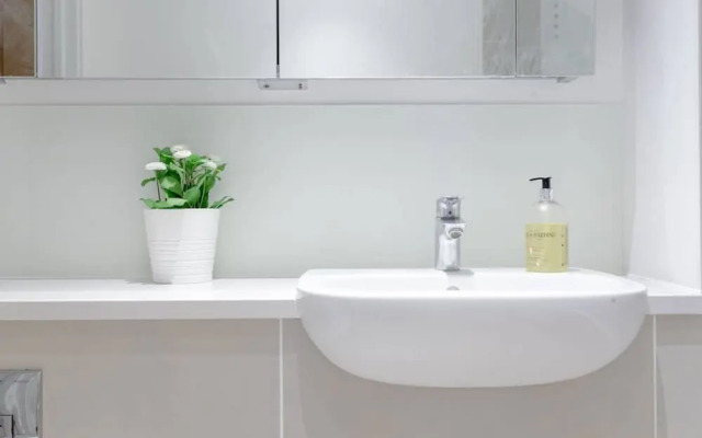 Charming 2 Bedroom Penthouse Apartment in Bethnal Green