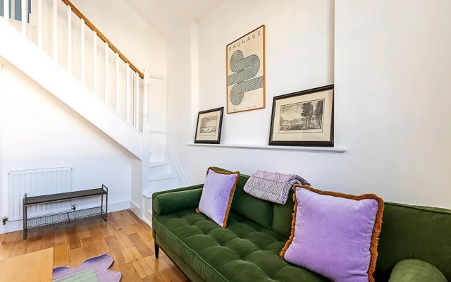 Stylish Chelsea Flat With Luxe Comfort & Charm
