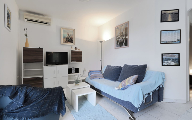 Apartment Djurdja - 20 m from beach : A2 Luka Murter, Island Murter