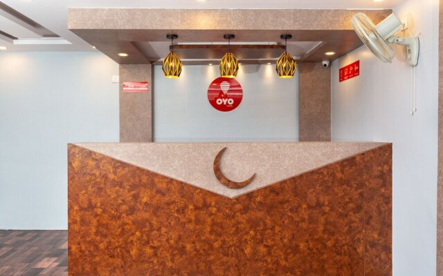 OYO 22105 Hotel Half Moon Inn