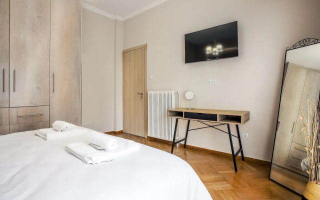 Spacious 3-Bedroom Apartment Near the Train