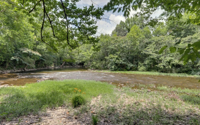 Riverfront Couple's Retreat in Smoky Mountains!