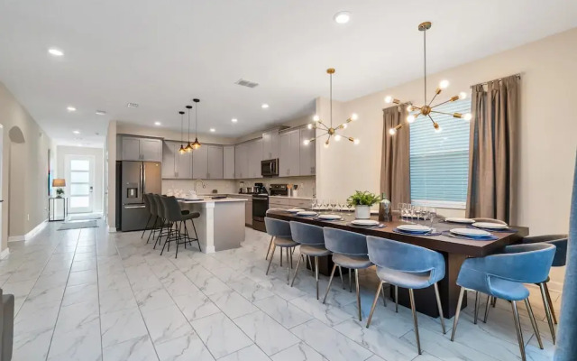 Edgy, Modern 6 Bed 5 Bath